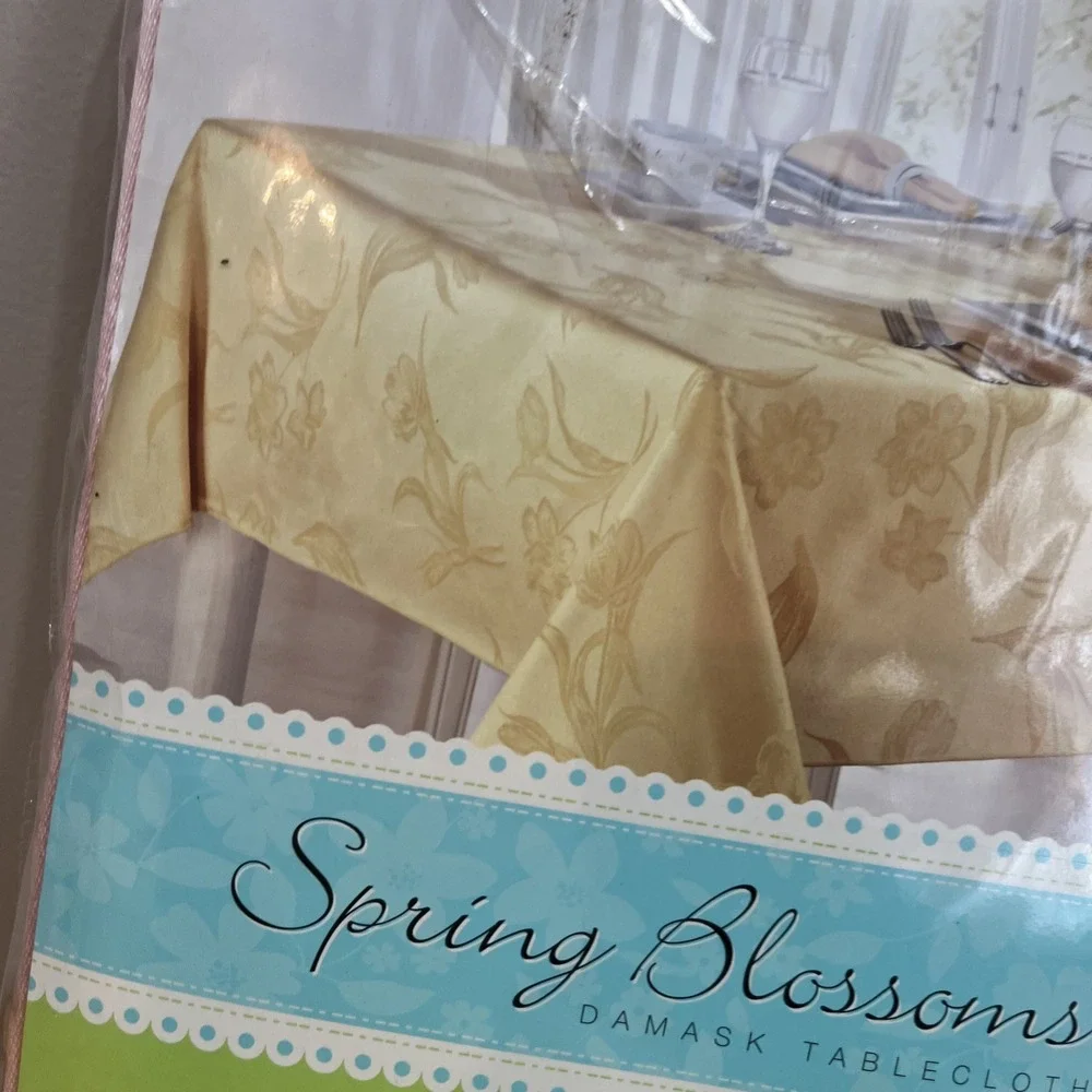 Bed Bath Beyond Pink Spring Blossom‎ Damask Tablecloth 60x84